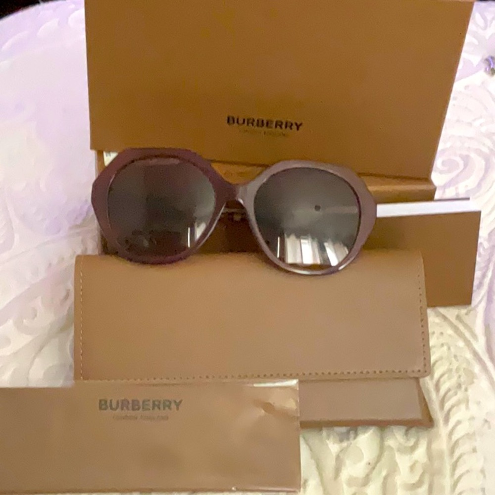 Burberry Sunnies - Picture 2 of 4